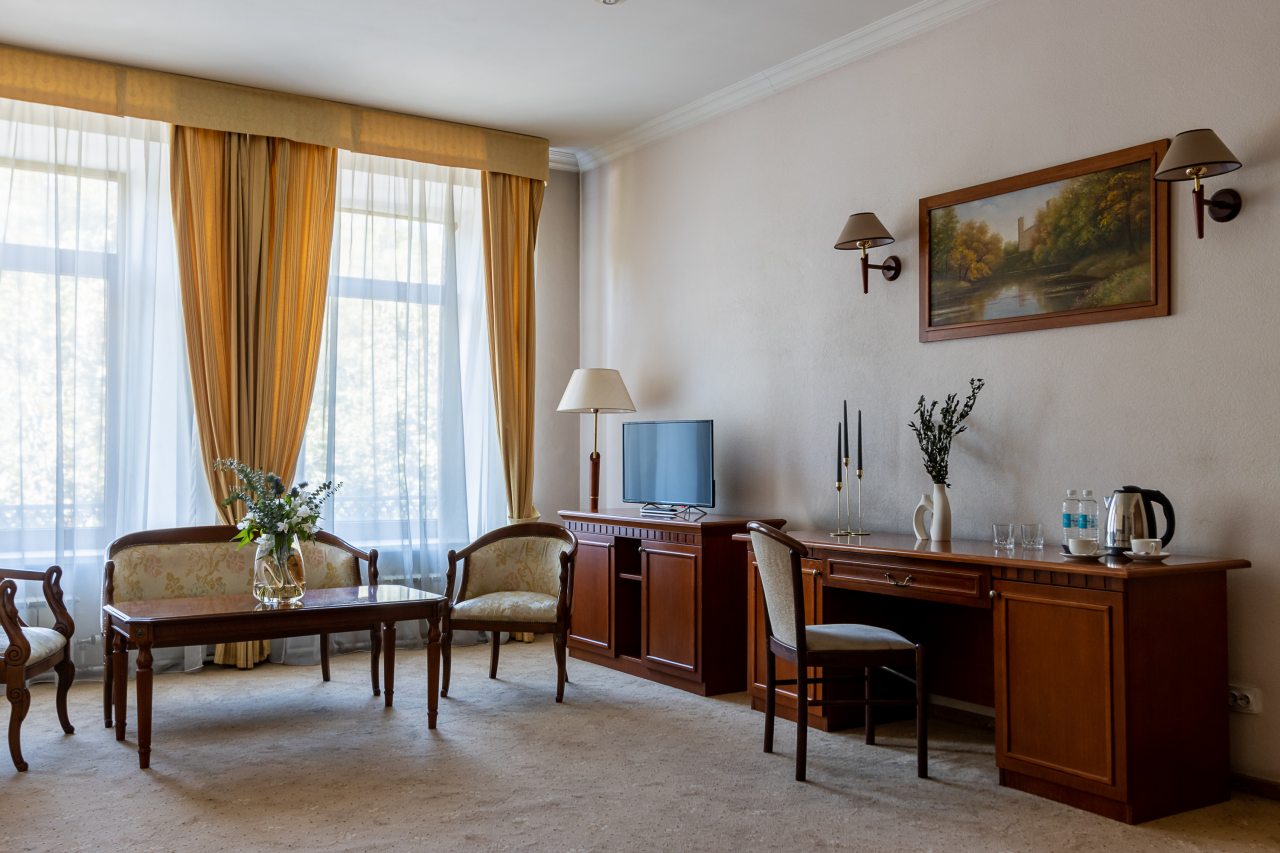 Полулюкс (Полулюкс), Гостиница Golden Hotel