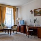 Полулюкс (Полулюкс), Гостиница Golden Hotel