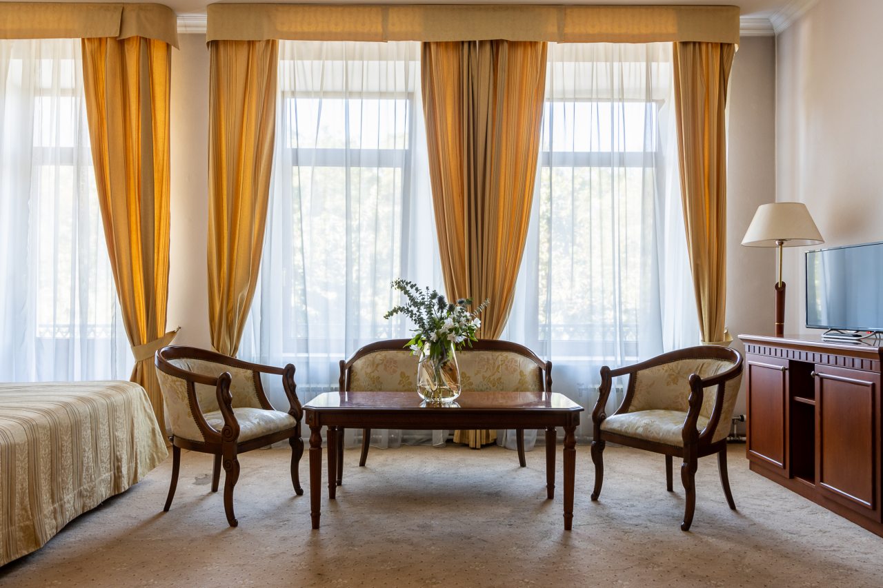 Полулюкс (Полулюкс), Гостиница Golden Hotel