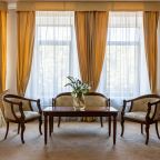 Полулюкс (Полулюкс), Гостиница Golden Hotel