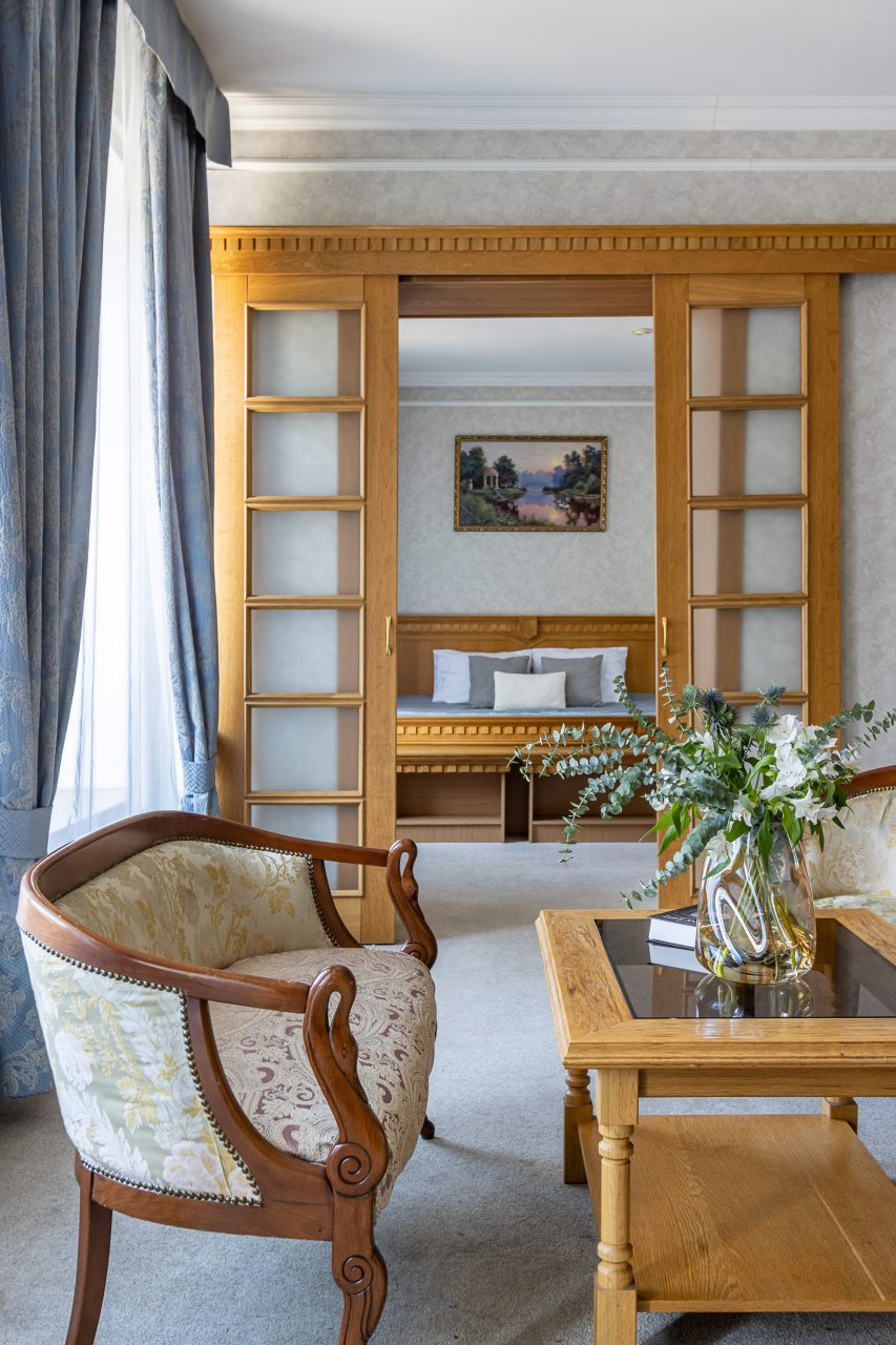 Люкс (Люкс), Гостиница Golden Hotel