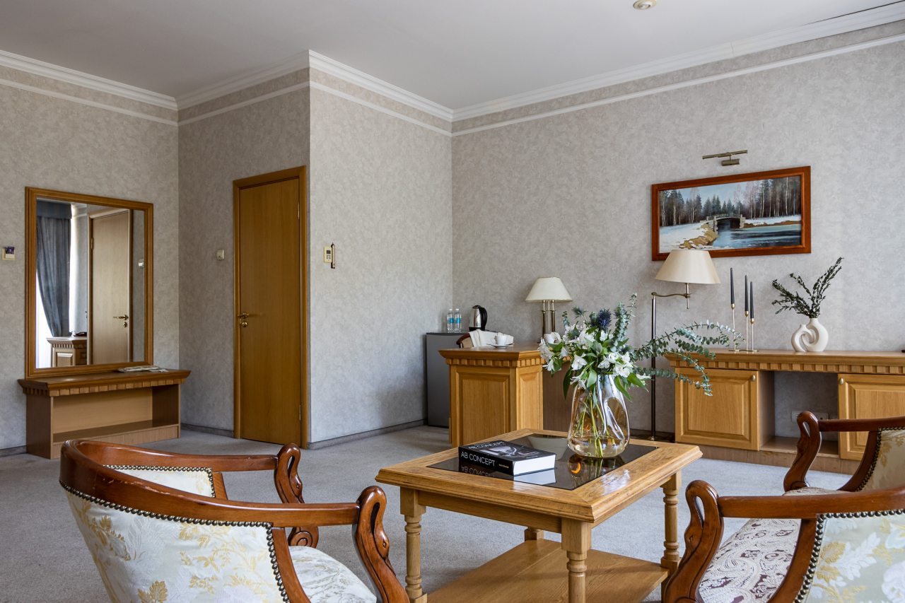 Люкс (Люкс), Гостиница Golden Hotel