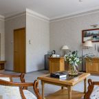 Люкс (Люкс), Гостиница Golden Hotel