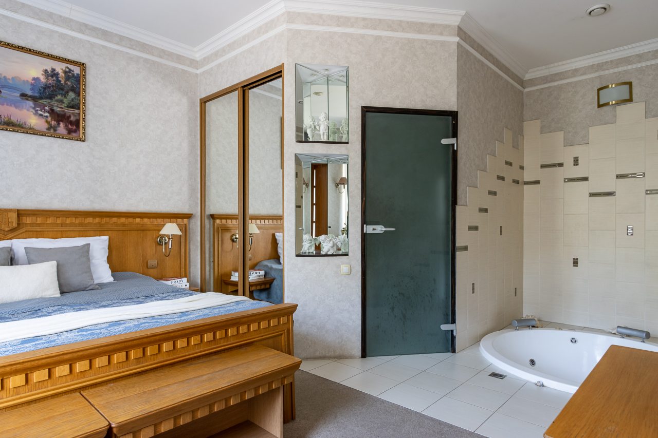 Люкс (Люкс), Гостиница Golden Hotel