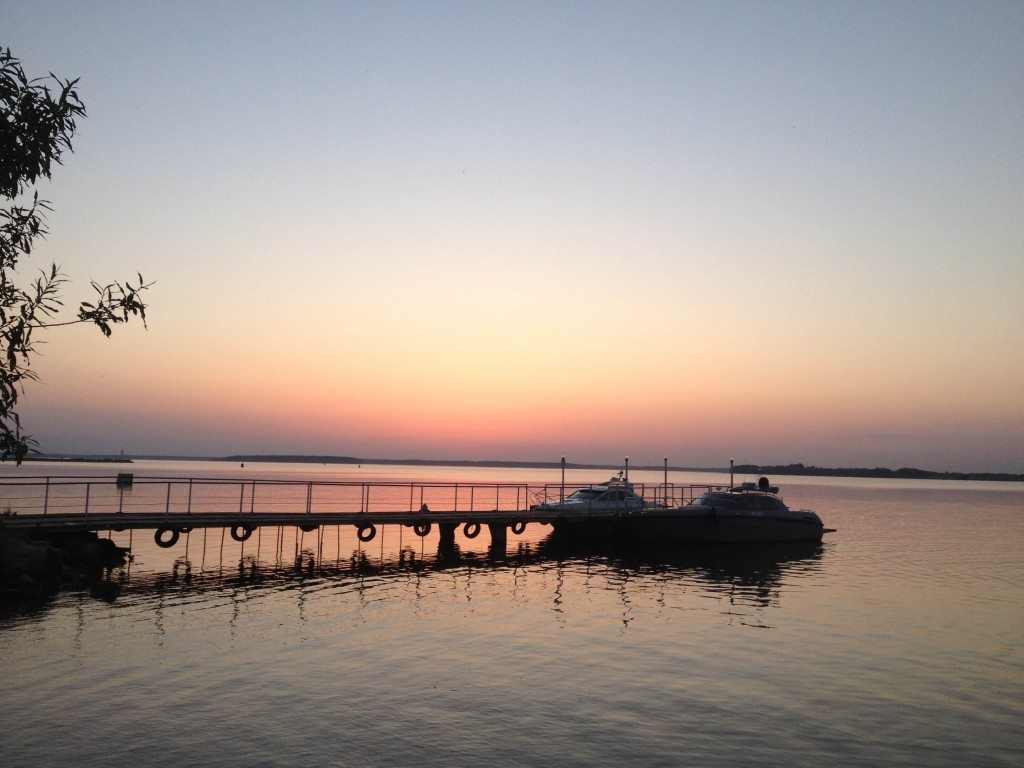 Отель на Шекснинском водохранилище. Парус Шексна база отдыха. Шексна гостиница.