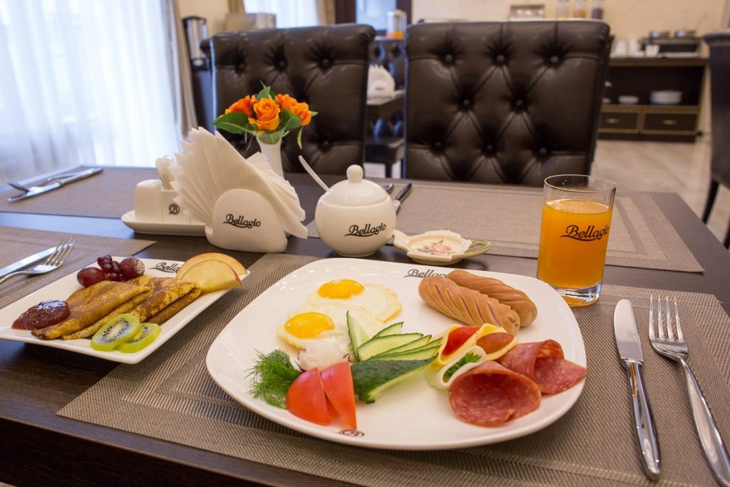Завтраки саратов. Завтраки в отелях. Континентальный завтрак в гостинице что это. Завтрак в отеле шведский стол. Вкусный завтрак в отеле.