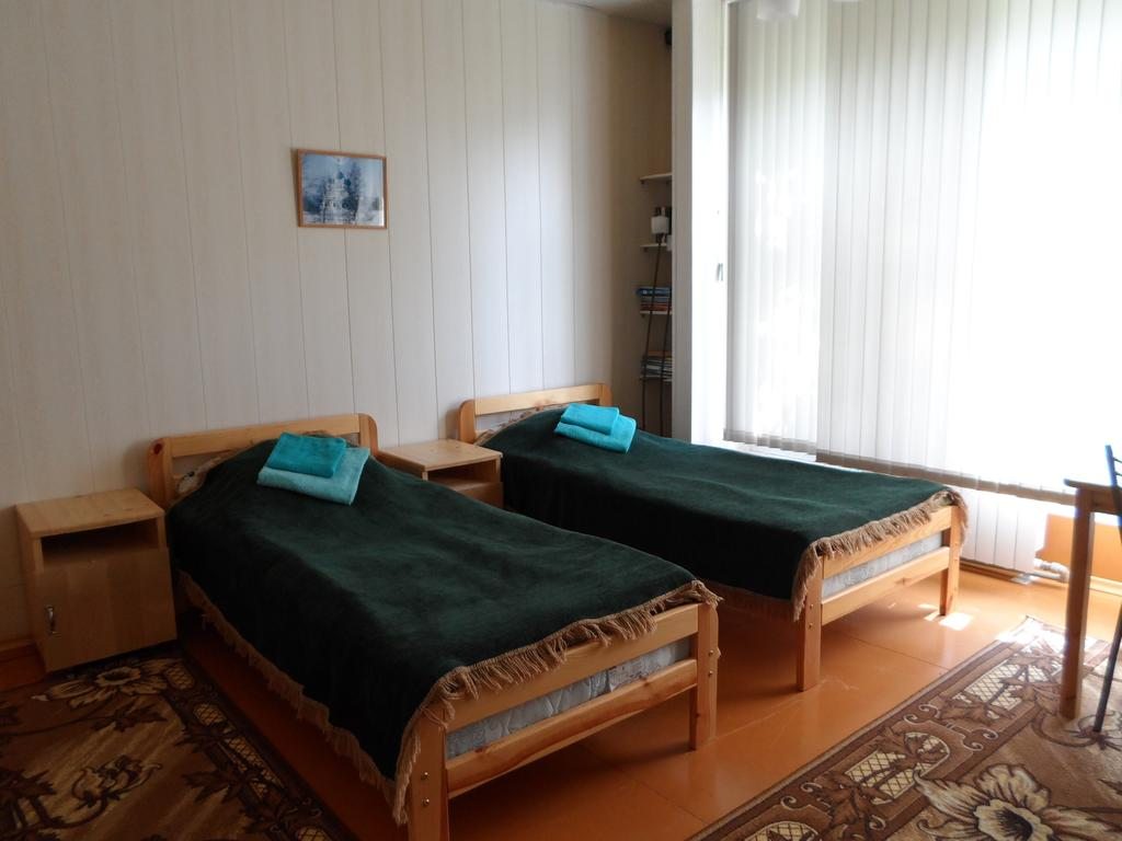 Трехместный (Трехместный номер с общей ванной комнатой) гостевого дома Солнышко, Белозерск