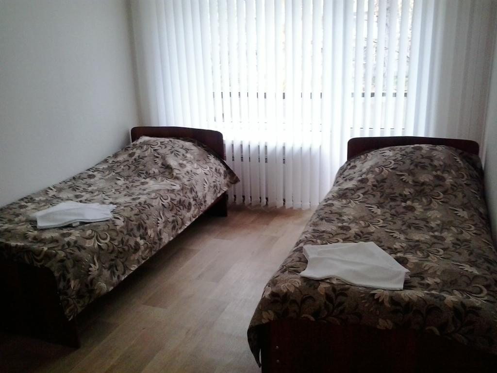 Двухместный (Стандартный двухместный номер с 2 отдельными кроватями) санатория-профилактория Пластмасс, Копейск