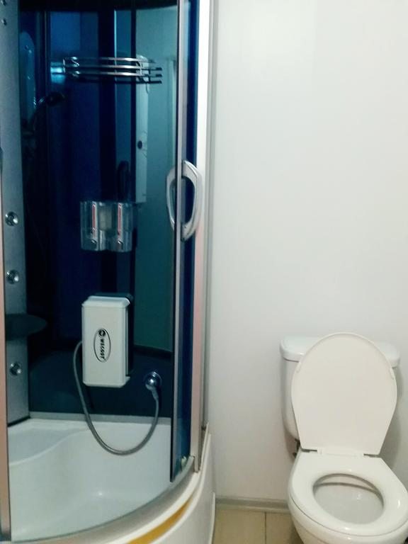 Трехместный (Трехместный номер с собственной ванной комнатой) базы отдыха Сочи Inn