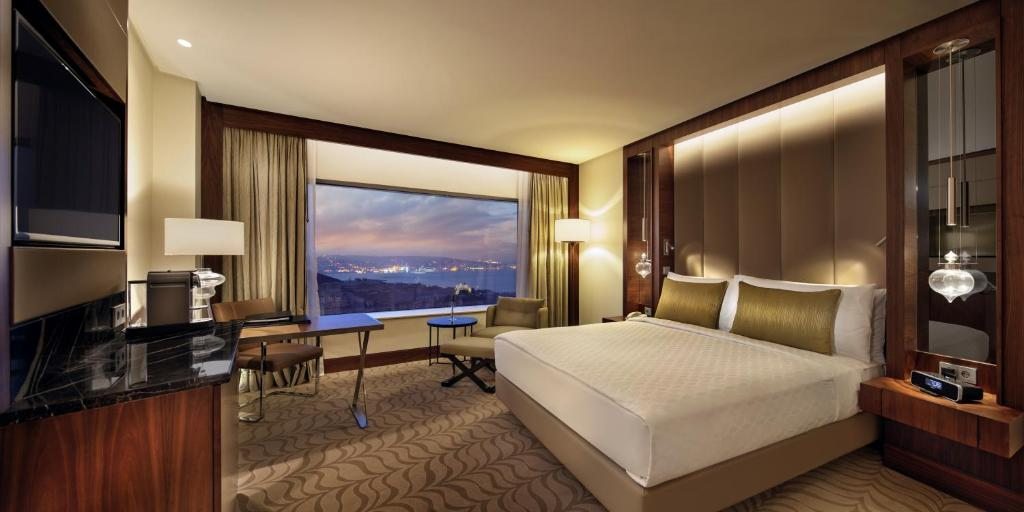Двухместный (Представительнский номер с кроватью размера «king-size», видом на Босфор и доступом в представительский лаундж) отеля Conrad Istanbul Bosphorus, Стамбул