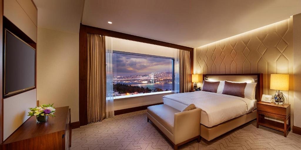 Сьюит (Люкс с видом на Босфор и доступом в представительский лаундж) отеля Conrad Istanbul Bosphorus, Стамбул