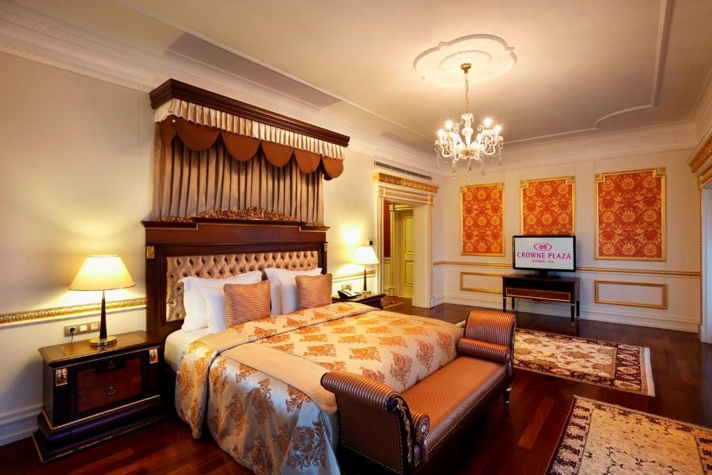 Сьюит (Президентский люкс с гидромассажной ванной и сауной - С доступом в клубный лаундж) отеля Crowne Plaza, Стамбул