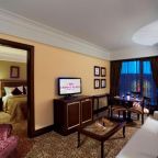 Сьюит (Feature Suite - Smoking), Отель Crowne Plaza