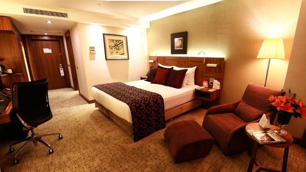 Двухместный (Двухместный номер Делюкс с 1 кроватью или 2 отдельными кроватями) отеля Crowne Plaza Istanbul Harbiye, Стамбул