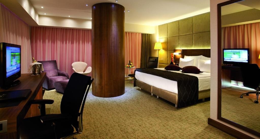 Двухместный (Улучшенный двухместный номер с 1 кроватью) отеля Crowne Plaza Istanbul Harbiye, Стамбул
