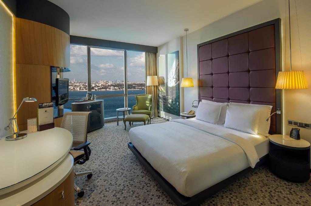 Трехместный (Представительский двухместный номер Делюкс с кроватью размера «king-size», вид на море - Доступ в представительский лаундж) отеля DoubleTree By Hilton Istanbul-Moda, Стамбул