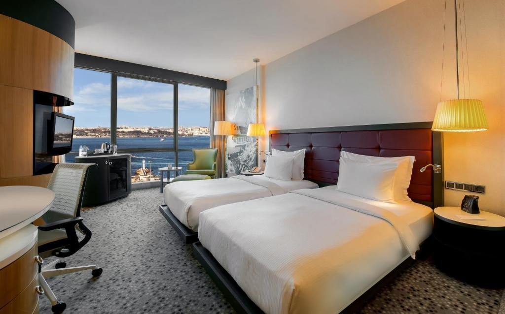 Двухместный (Представительский двухместный номер Делюкс с 2 отдельными кроватями, вид на море - Доступ в представительский лаундж) отеля DoubleTree By Hilton Istanbul-Moda, Стамбул