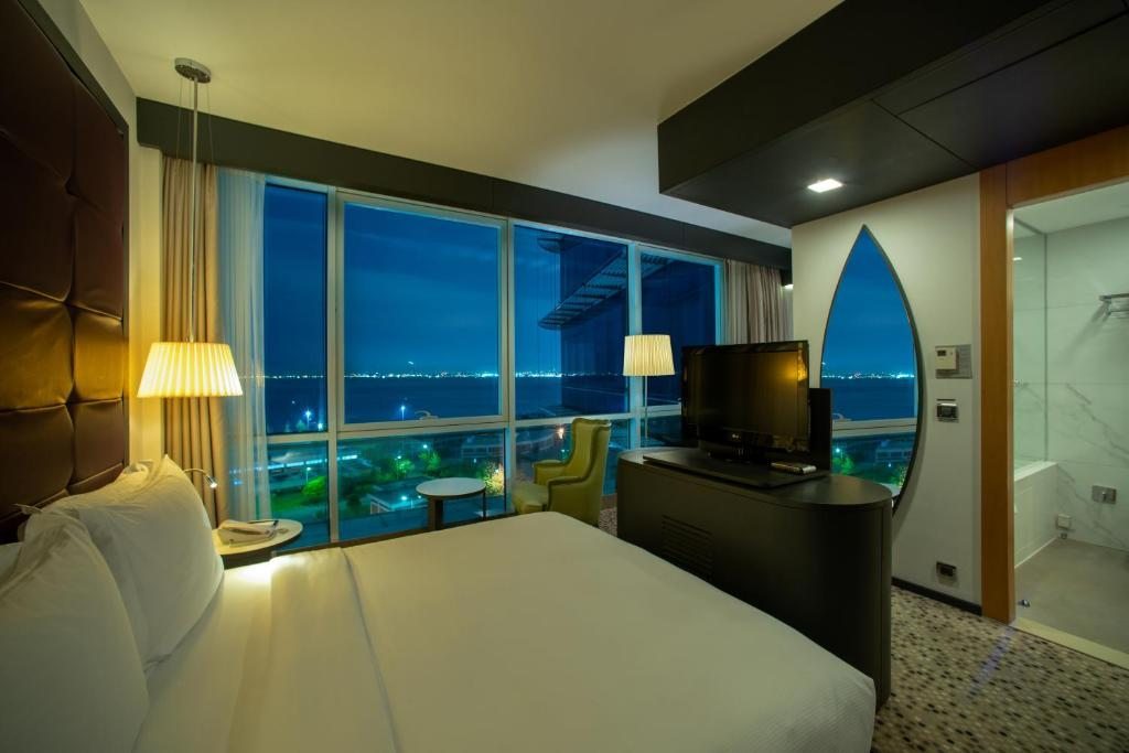 Трехместный (Номер Делюкс с кроватью размера «king-size», вид на море) отеля DoubleTree By Hilton Istanbul-Moda, Стамбул