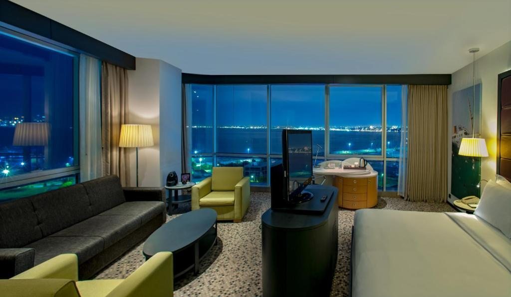 Сьюит (Полулюкс с кроватью размера «king-size», вид на море) отеля DoubleTree By Hilton Istanbul-Moda, Стамбул