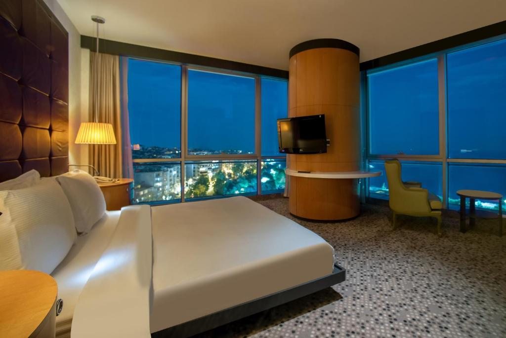 Сьюит (Семейный люкс с гостиной) отеля DoubleTree By Hilton Istanbul-Moda, Стамбул