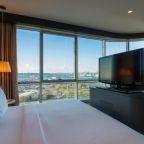 Двухместный (Угловой номер с кроватью размера «king-size», вид на море), Отель DoubleTree By Hilton Istanbul-Moda