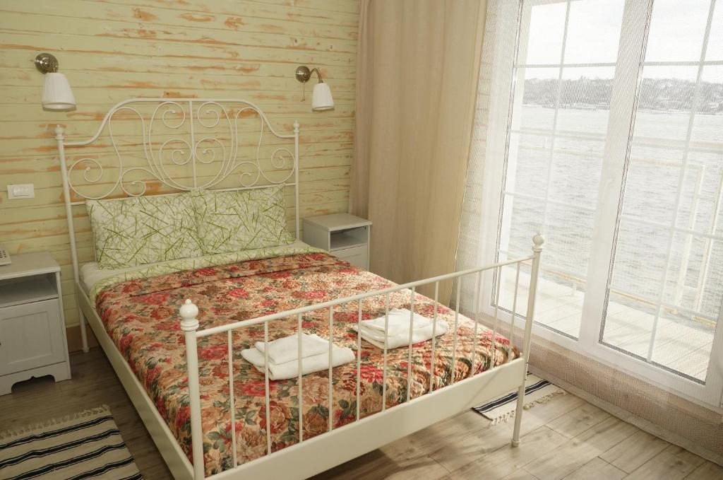 Двухместный (Стандартный двухместный номер с 1 кроватью, вид на реку) бутик-отеля Островский причал, Кострома