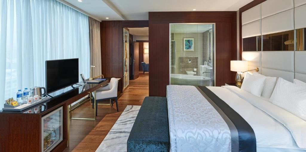 Сьюит (Люкс с кроватью размера «king-size», право посещения лаунджа) отеля Elite World Europe, Стамбул