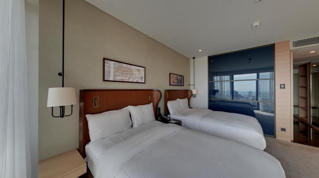 Сьюит (Люкс Fairmont с 1 спальней и 2 кроватями размера «queen-size») отеля Fairmont Quasar Istanbul, Стамбул
