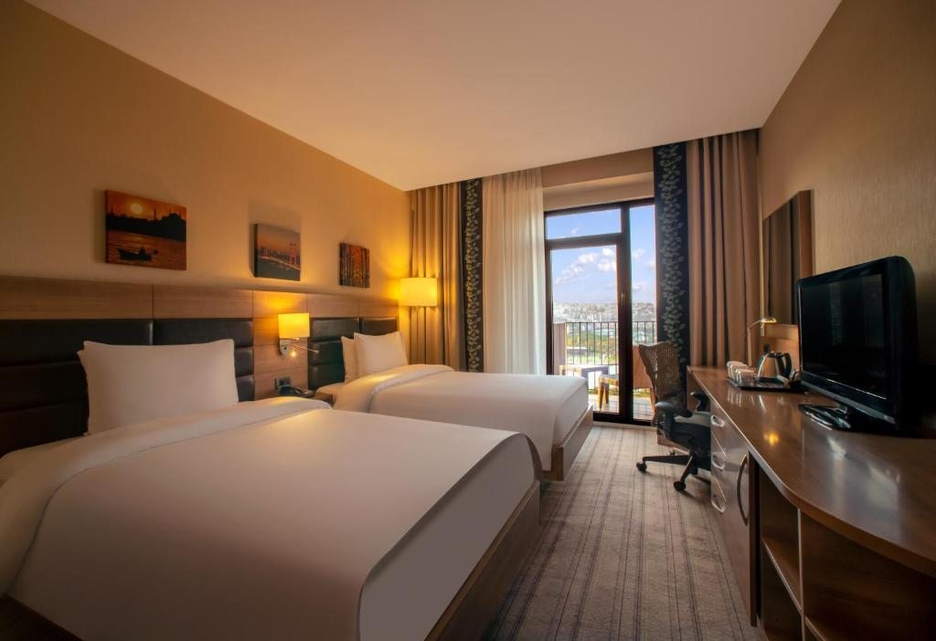 Двухместный (Двухместный номер с 2 отдельными кроватями и балконом) отеля Hilton Garden Inn Istanbul Golden Horn, Стамбул