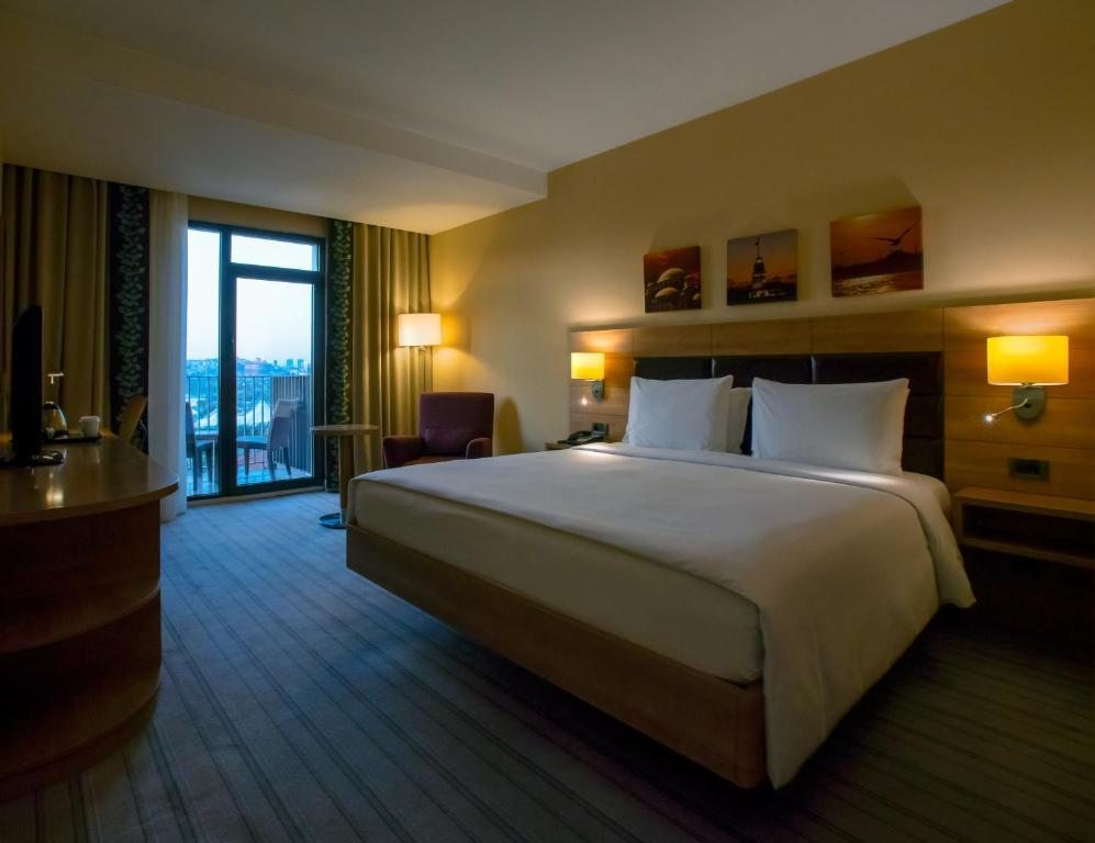 Двухместный (Номер с кроватью размера «king-size» и балконом) отеля Hilton Garden Inn Istanbul Golden Horn, Стамбул