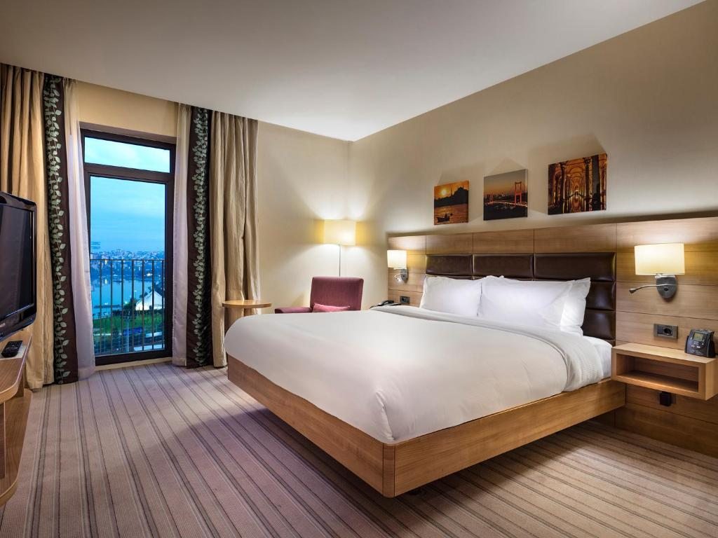 Двухместный (Номер с кроватью размера «king-size», террасой и видом на море) отеля Hilton Garden Inn Istanbul Golden Horn, Стамбул