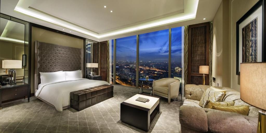 Сьюит (Президентский люкс с кроватью размера «king-size», право посещения представительского лаунджа) отеля Hilton Istanbul Bomonti, Стамбул