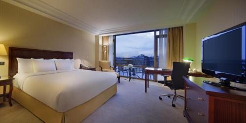 Двухместный (Представительский номер с кроватью размера «king-size» и видом на город, право посещения представительского лаунджа) отеля Hilton Istanbul Bosphorus, Стамбул