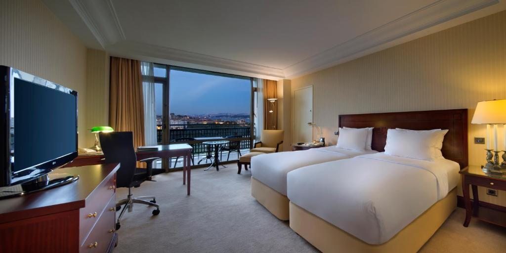 Двухместный (Двухместный номер Делюкс с 2 отдельными кроватями и видом на Босфор) отеля Hilton Istanbul Bosphorus, Стамбул
