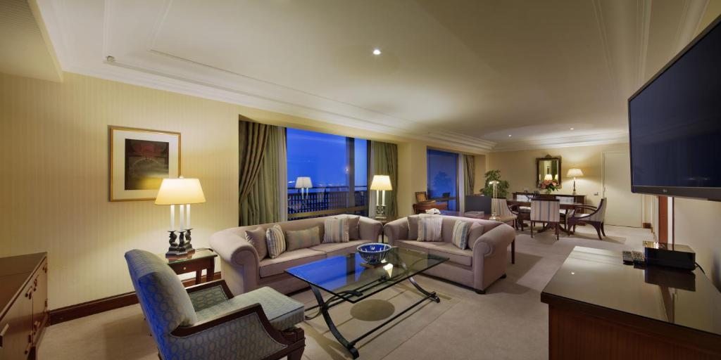 Сьюит (Посольский люкс с правом посещения представительского лаунджа) отеля Hilton Istanbul Bosphorus, Стамбул