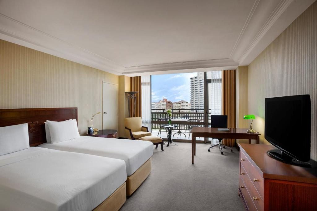 Двухместный (Представительский двухместный номер с 2 отдельными кроватями, видом на город и доступом в представительский лаундж) отеля Hilton Istanbul Bosphorus, Стамбул
