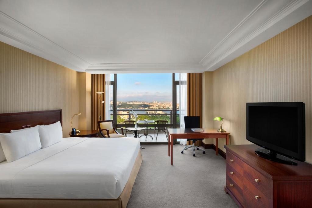Двухместный (Представительский номер с кроватью размера «king-size», видом на Босфор и доступом в представительский лаундж) отеля Hilton Istanbul Bosphorus, Стамбул