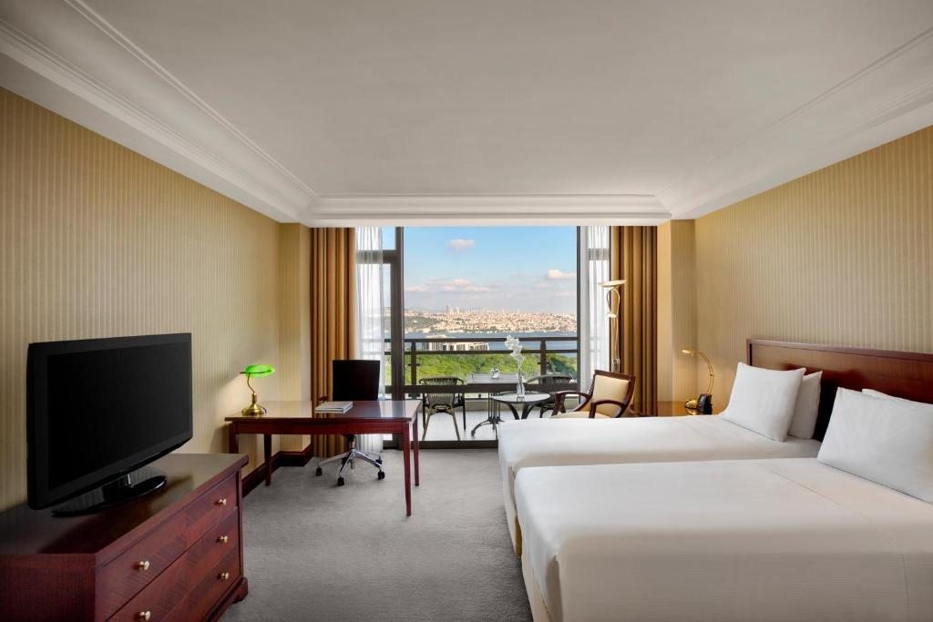 Двухместный (Представительский двухместный номер с 2 отдельными кроватями, видом на Босфор и доступом в представительский лаундж) отеля Hilton Istanbul Bosphorus, Стамбул