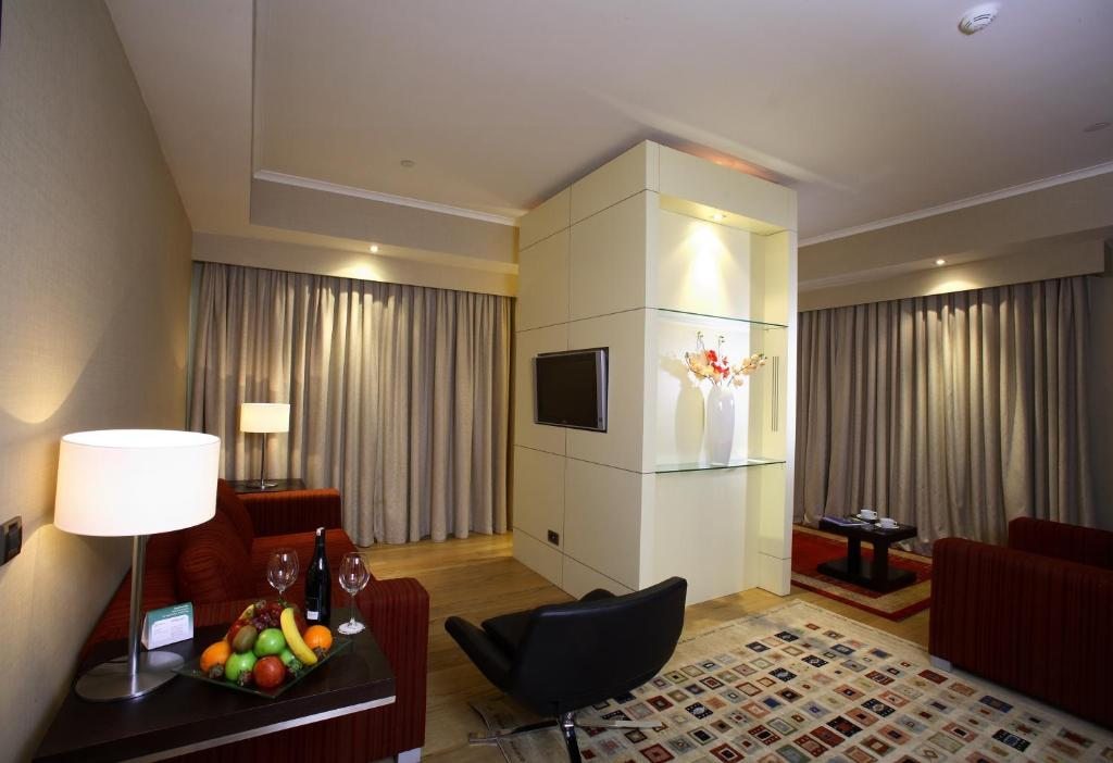 Сьюит (Улучшенный двухместный люкс с 1 кроватью - Для некурящих) отеля Holiday Inn Istanbul Airport, Стамбул