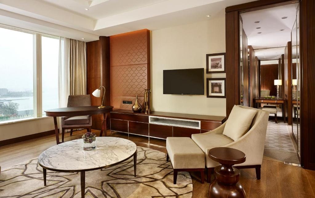 Сьюит (Люкс Regency с кроватью размера «king-size» и доступом в клубный лаундж) отеля Hyatt Regency Istanbul Atakoy, Стамбул