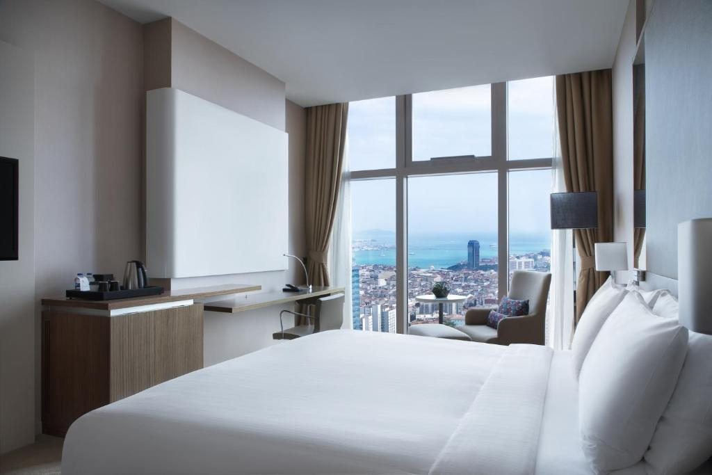 Двухместный (Номер Делюкс с кроватью размера «king-size» и видом на море) отеля Istanbul Marriott Hotel Sisli, Стамбул