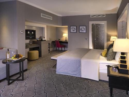 Двухместный (Привилегированный номер с кроватью размера «king-size» или 2 отдельными кроватями) отеля Mercure Istanbul Bomonti, Стамбул