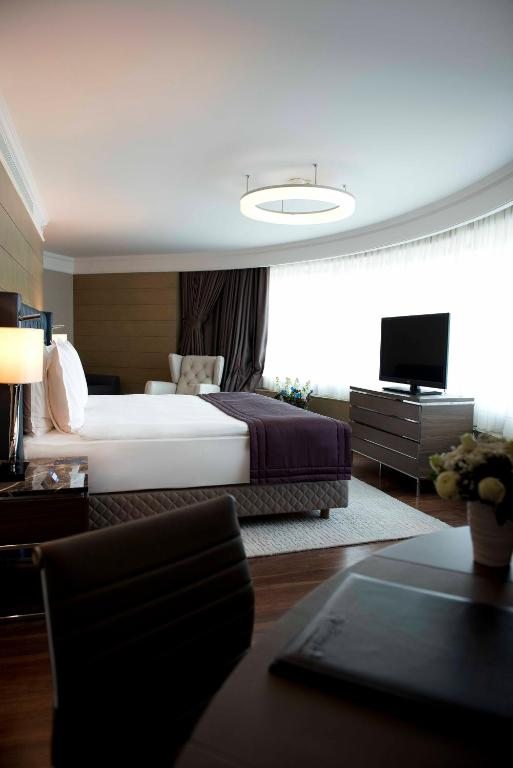 Сьюит (Панорамный люкс с доступом в представительский лаундж) отеля Radisson Blu Hotel Istanbul Sisli, Стамбул