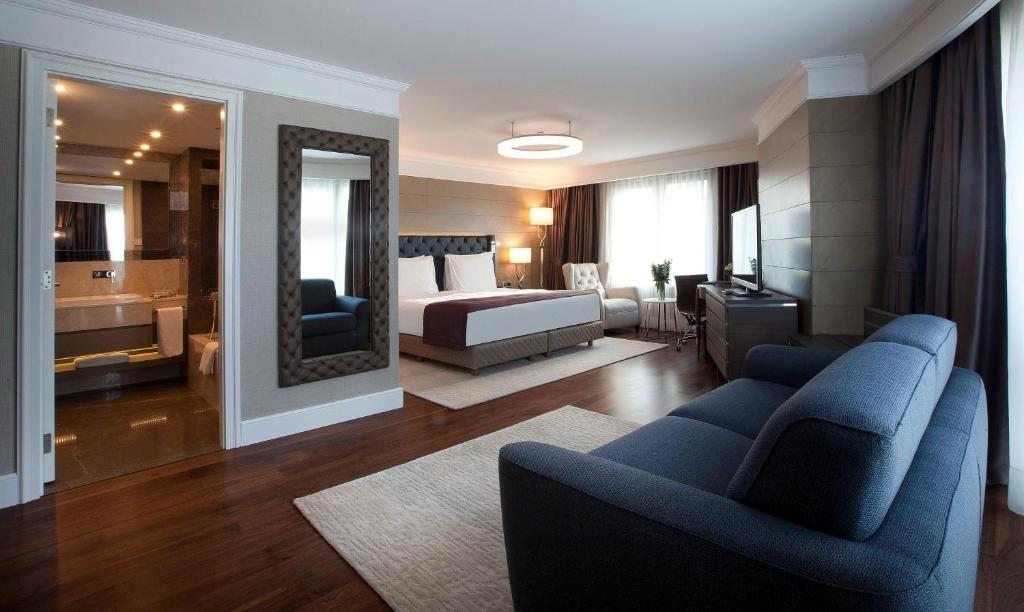Сьюит (Junior Suite with City View - Lounge Access) отеля Radisson Blu Hotel Istanbul Sisli, Стамбул