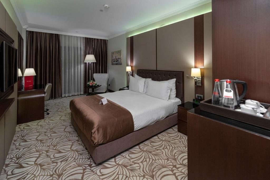Двухместный (Номер с кроватью размера «queen-size» - Для курящих) отеля Ramada Hotel&Suites Istanbul Merter, Стамбул