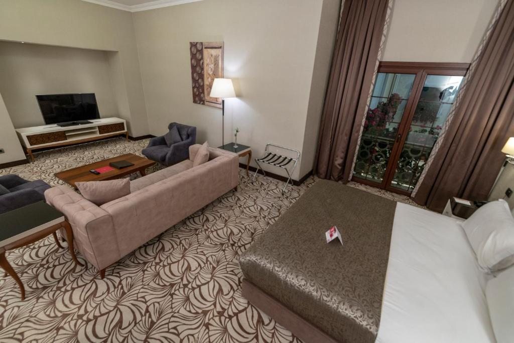 Двухместный (Суперлюкс с кроватью размера «king-size» - для некурящих) отеля Ramada Hotel&Suites Istanbul Merter, Стамбул