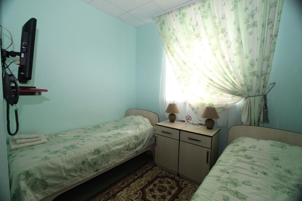 Двухместный (Двухместный номер с 2 отдельными кроватями и общей ванной комнатой) отеля Е-Отель Муравленко