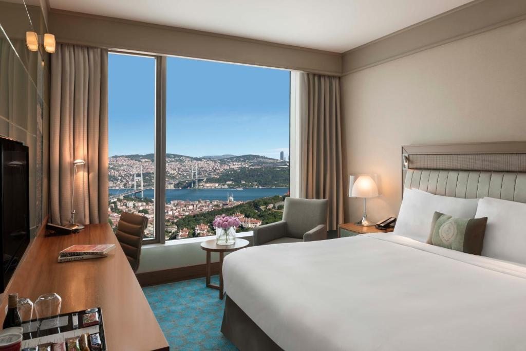 Двухместный (Представительский номер с кроватью размера «king-size», доступом в клубный лаундж и видом на море) отеля Renaissance Istanbul Polat Bosphorus, Стамбул