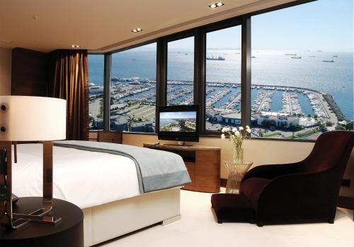 Сьюит (Представительский люкс с видом на море и доступом в лаундж) отеля Sheraton Istanbul Atakoy, Стамбул