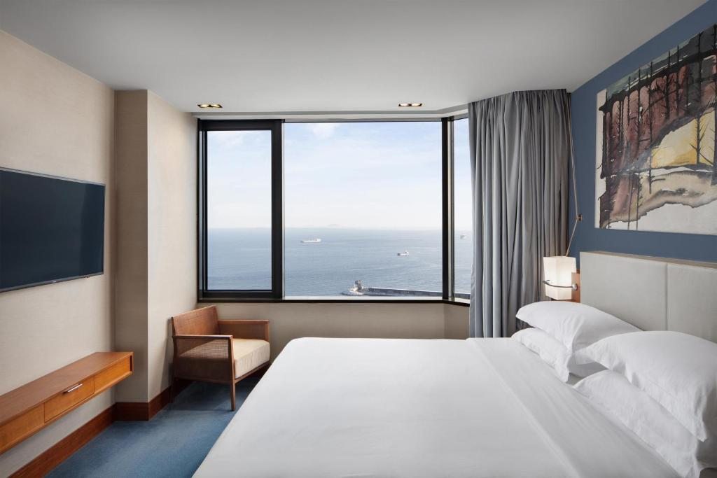 Двухместный (Полулюкс, вид на море, гостям предоставляется доступ в клубный лаундж) отеля Sheraton Istanbul Atakoy, Стамбул